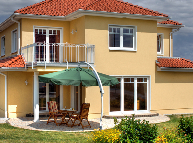 Kunststofffenster, Balkon und Terrassenelemente mit 3 fach Schallschutz – und Isolierverglasung und eingearbeiteten Sprossen