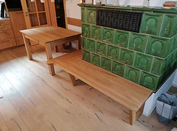 Ofenbank aus Holz - maßgeschreinert