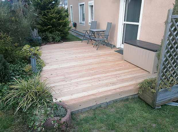 Neue Terrasse aus unbehandeltem Holz