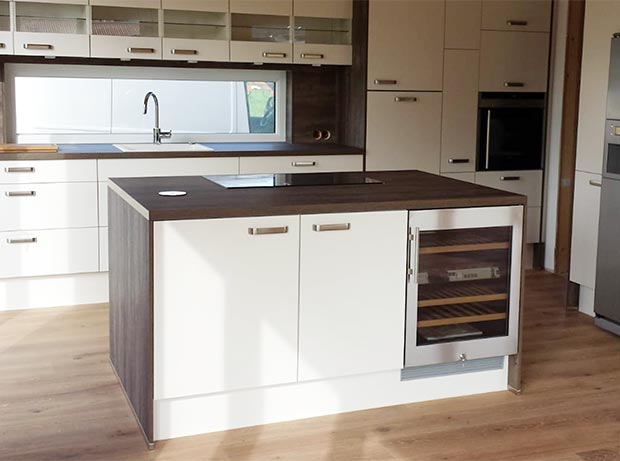 Einbauküche mit Küchenblock aus unserer Schreinerei